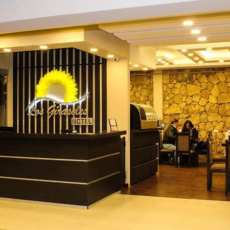 אויוני Los Girasoles Hotel מראה חיצוני תמונה