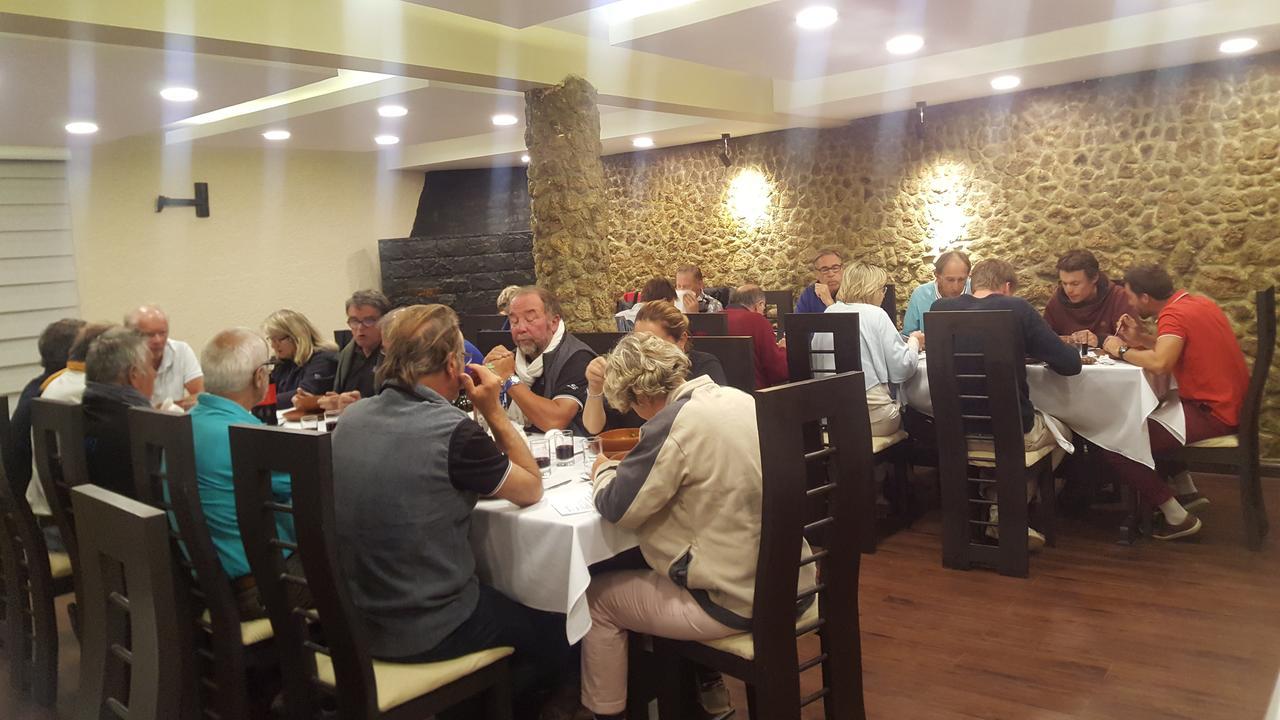 אויוני Los Girasoles Hotel מראה חיצוני תמונה