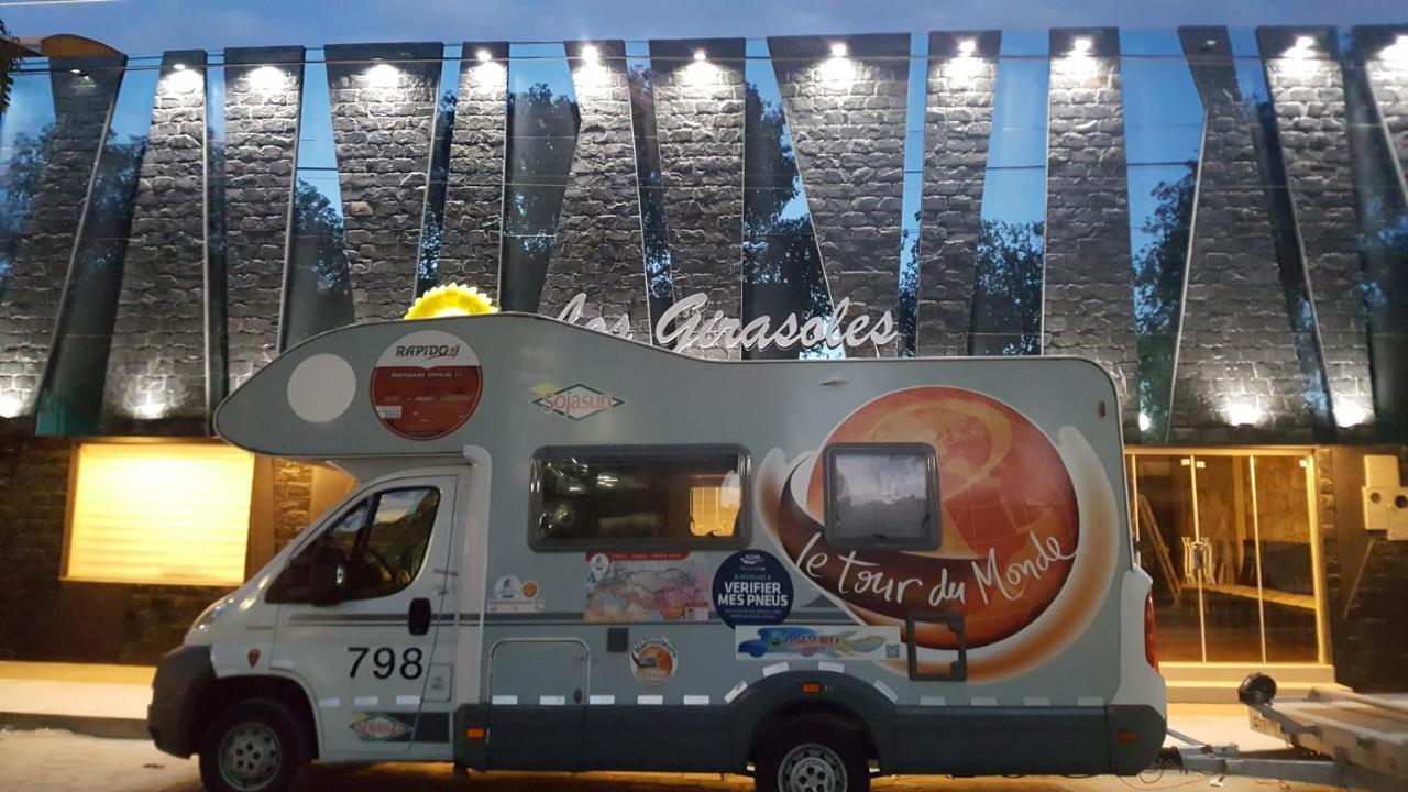 אויוני Los Girasoles Hotel מראה חיצוני תמונה