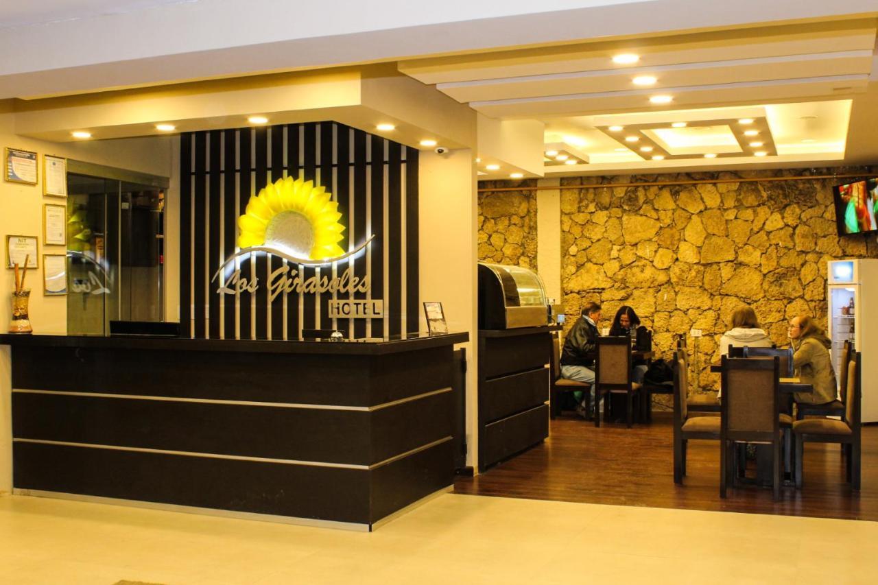 אויוני Los Girasoles Hotel מראה חיצוני תמונה
