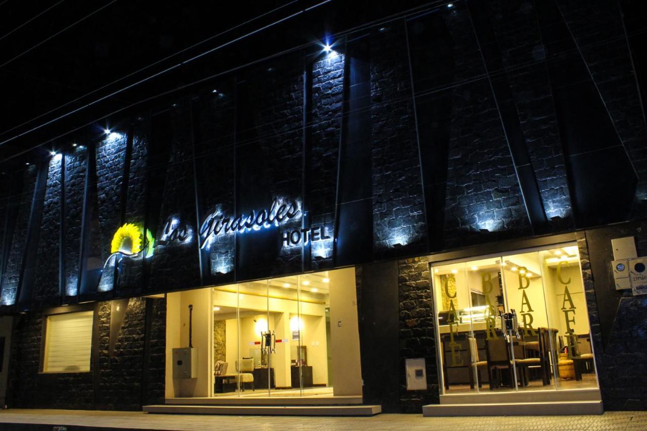 אויוני Los Girasoles Hotel מראה חיצוני תמונה